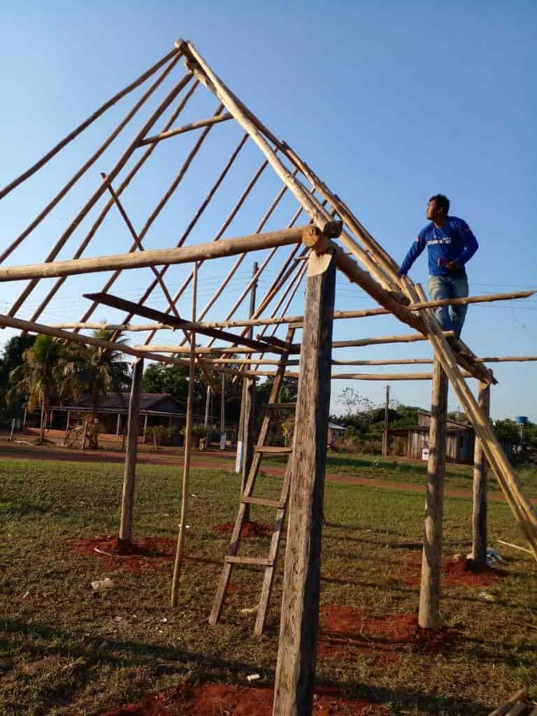 Parente Wajuru levanta constroi a estrutura do quiosque